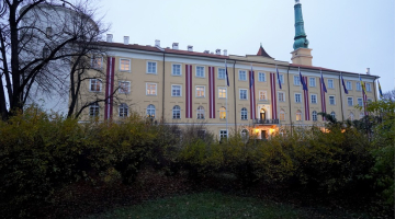 Rīgas pils valsts svētku noformējumā. Foto - Evija Trifanova, LETA