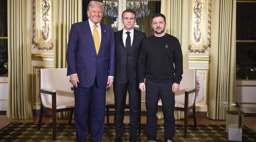 Sestdien Parīzē Francijas prezidents Emanuels Makrons sarīkoja tikšanos ar Ukrainas prezidentu Volodimiru Zelenski un jaunievēlēto ASV prezidentu Donaldu Trampu. Zelenskis paziņoja, ka jebkuram attiecību noregulējumam ar Krieviju jābūt taisnīgam un Ukrainai jāsaņem drošības garantijas. Dažas stundas pēc šīs tikšanās ASV prezidents Džo Baidens paziņoja par 988 miljonu dolāru lielu militāro palīdzību Ukrainai. Iepriekš ASV jau ziņoja par 725 miljonu dolāru militāro palīdzību Ukrainai.
Foto — Scanpix