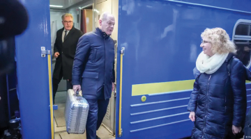 Pirmdien negaidītā vizītē Kijivā ieradās Vācijas kanclers Olafs Šolcs, lai paziņotu par 650 miljonus eiro lielu palīdzības paketi Ukrainai. Šī vizīte notika nepilnus trīs mēnešus pirms Vācijas parlamenta vēlēšanām, kurās Šolca pārstāvētajai sociāldemokrātu partijai tiek prognozēti pieticīgi rezultāti.
Foto — Scanpix