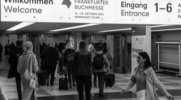 Ikgadējais Frankfurtes grāmatu gadatirgus ir lielākais pasaulē. Šā gada izstādes viesu valsts bija Itālija. Latvija viesu statusā cer būt 2028.—2030. gadā.
Publicitātes foto