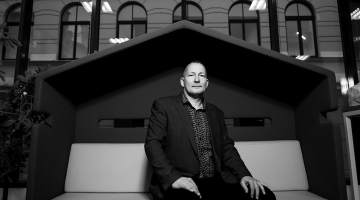 «Jaunākajai paaudzei ir interese par vēsturi. Viņi redz, ka tās tēmas ir aktuālas, jo saistītas ar nācijas identitātes un pašapziņas jautājumiem,» ir pārliecināts Uldis Neiburgs.
Foto — Kristaps Kalns