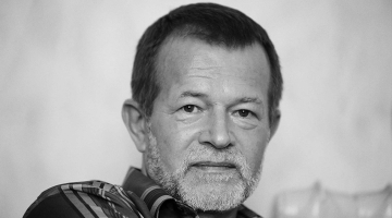 Jānis Baltvilks (1944—2003) ir latviešu dzejnieks, rakstnieks, ornitologs. Daudzu dzejas, īsprozas un populārzinātnisku grāmatu autors. Viens no populārākajiem bērnu literatūras rakstniekiem Latvijā. Strādājis bērnu un jauniešu izdevumu redakcijās. 2004. gadā viņa vārdā nosaukta literārā prēmija. Savdabīgs bērnu iemīļots literatūras totēms ir Baltā Vilka tēls.
Foto – Andris Eglītis