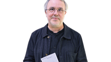 Francūzis Nikolā Ozano ilgi nesaprata, no kurienes radusies viņa apbrīna pret latviešu valodu un kultūru. Grāmatas Biblihigianse jeb Kādas grāmatas noslēpums rakstīšana viņam devusi atbildi uz šo jautājumu. Skaļi viņš to neatklāj, bet piemin, ka atbilde slēpjas pašā grāmatā.
Foto — Valters Kiršteins