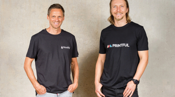 Lauris Liberts, Printful līdzdibinātājs un valdes priekšsēdētājs, un Jānis Berdigans, Printify dibinātājs un izpildpriekšsēdētājs.
Publicitātes foto