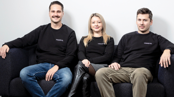 Viangoo dibinātājs un izpilddirektors Pēteris Kļaviņš (no kreisās), finanšu speciāliste Signe Petunova un pārdošanas speciālists Jānis Rudovičs.
Foto — Ieva Salmane