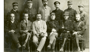 Valsts darbā. Dzelzceļa policijas Rēzeknes nodaļas darbinieki. 1921. gads. Fotogrāfs nezināms. Latvijas Nacionālā arhīva KFFDA krājums