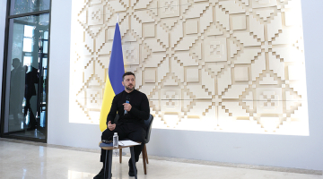 Ukrainas prezidents Volodimirs Zelenskis preses konferencē Ukrainas vēstniecībā Ankarā 15. maijā. Uz viņa piedāvājumu aci pret aci tikties ar Vladimiru Putinu Krievijas diktators tā arī neatsaucās.