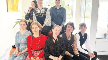 Folklorā visi jaunieši ir forši, saka Bruno un Rasa Banderi (pirmajā rindā otrais un trešā no labās) no ģimeņu folkloras studijas Garataka jauniešu kapelas. Viņi iesaka 24. maijā Jaunajā Teikā rīkotajā folkfestivālā Taka pašiem pārliecināties, cik daudzpusīga un aizraujoša ir folklora.