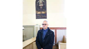 Raimonds Grollis pie atgūtās altārgleznas Kristus ērkšķu vainagā. Foto — Esmeralda Tāle