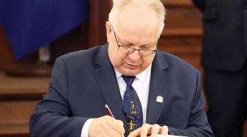 Juris Jakovins Saeimas deputāta svinīgā solījuma nodošanas laikā 2022. gada novembrī.