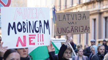 Lielu skandālu sacēla Ogres mēra ideja izstādīt sankcijām pakļautā Krievijas oligarha Pjotra Avena porcelāna kolekciju, kas izraisīja konfliktu ar vietējā muzeja kolektīvu. Protestētāji piketā pie atbildīgās ministrijas pat prasīja Helmaņa atstādināšanu.
