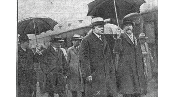 Latvijas premjerministrs Kārlis Ulmanis un Igaunijas ārlietu ministrs Jāns Tenisons zem viena lietussarga Tallinas stacijā 1931. gada augustā. Kas zina, varbūt tas bija Joelsona izstrādājums