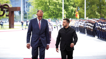 Vācija un Ukraina vienojās par militāro sadarbību, kurā Berlīne palīdzēs finansēt tālas darbības ieroču ražošanu Ukrainā. Vienošanos parakstīja Ukrainas prezidenta Zelenska vizītē Berlīnē, pirmie ieroči būšot gatavi 2026. gada jūnijā. Vācija Ukrainai dos papildu militāro palīdzību piecu miljardu eiro vērtībā.