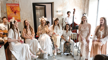 Albuma prezentācija Kalve Living Room. No kreisās: Kaspars Vizulis (ģitāra), Annemarija Moiseja, Laura Līcīte, Asnate Rancāne, Elvis Lintiņš (taustiņi), Aurēlija Rancāne, Nelli Bubujanca (bungas), Staņislavs Judins (bass), Gabriēla Zvaigznīte un Kate Slišāne. Foto — Inga Bitere