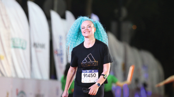 Kolekcionējot maratonus, jāatrisina dažādi izaicinājumi. Reiz Samanta skrējusi vairākus maratonus Āzijā. Pieveikusi distanci karstajās Maldīvās un atklājusi, ka kļūdījusies plānošanā un nākamajā dienā jau jāskrien ziemā — Vendrā Igaunijā. Arī tur Samanta paguva nokļūt. Atēlā: Hošiminā Vjetmanā 2023. gadā.
