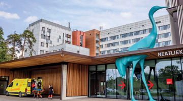 Ieeju Neatliekamās medicīnas centrā iezīmē zila dzērve. Tikko ievests bērns, kurš guvis smagu traumu, bez ķiveres braucot un krītot no mikromobilitātes rīka.
