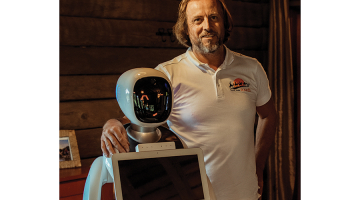 Kamieļu un lemuru parka Rakši saimnieks Kristaps Blaus ar vienu no «darbā pieņemtajiem» robotiem.