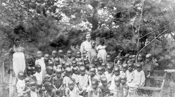 Latviešu misionāre Emma Elizabete Zēzemane ar skolēniem Tanzānijā ap 1905.—1910. gadu