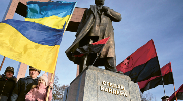 Pie Stepana Banderas pieminekļa Ļvivā Ukrainā viņa 116. dzimšanas dienā. 2025. gada 1. janvāris. Foto – Jurijs Djačišins, AFP/LETA