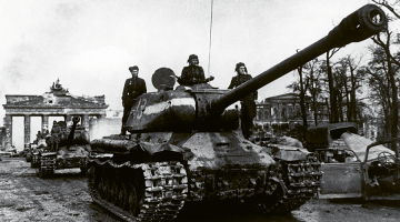 Berlīnes krišana. Sarkanās armijas tanki pie Brandenburgas vārtiem 1945. gada maija sākumā. Foto — Scanpix/LETA