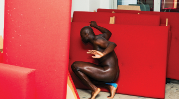 Fotogrāfa Pētera Vīksnas darbs viņa personālizstādē This Feels Familiar. Publicitātes foto