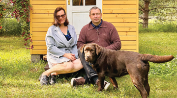 Ēriks ar sievu Ilutu un ģimenes četrkājaino draugu Enisu — 1,5 gadus vecu labradoru meiteni.