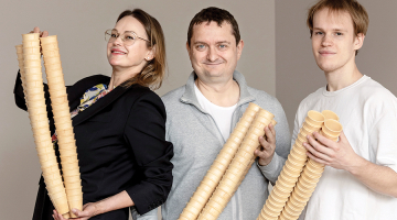 Viktors Ratkevičs, SIA Vafelīte valdes priekšsēdētājs (centrā), Jeļena Ratkeviča, Viktora sieva un uzņēmuma administratīvā direktore, un dēls Martins Varmalis, kurš nākotnē, visticamāk, pārņems uzņēmuma vadību.