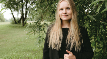 Aivai bija svarīgi radīt pēc iespējas vienkāršu un lietotājam ērtu budžeta plānošanas rīku. «Esmu redzējusi, ka ārzemēs digitālos budžeta plānotājus ļoti pārsātina. Pati sākumā uz tādu uzķēros — tas bija pārāk sarežģīts, pāris reizes sabojāju formulas.» Foto — Kitija Jurcika