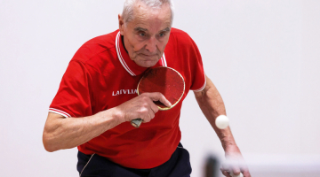 Gunārs joprojām ir sporta skolotājs Liepājas Mūzikas, mākslas un dizaina vidusskolā. «Rudenī būs jau 58 gadi, kopš strādāju. Man šķiet, ka es varētu būt vecākais sporta skolotājs Latvijā». Foto – Ģirts Gertsons