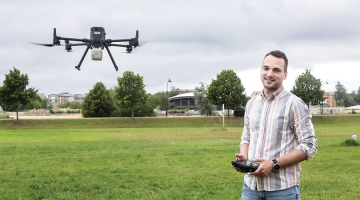 Klāvs Strelēvics, SIA Vides izpēte īpašnieks un vadītājs. Bieži vien savā mērnieka darbā viņš izmanto dronu, pie kura piestiprināta attālās uzrādes tehnoloģija LiDAR. Tā mērījumu apkopošanai izmanto lāzera impulsu.