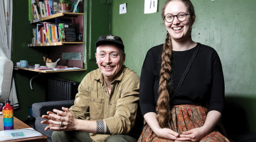 Dāvids Rezņiks-Martovs un Laura Auliciema uzsver, ka tas ir iespējams — vienlaikus nosodīt teroristisko grupējumu Hamās un iestāties par palestīniešu tiesībām. «Tas nav savstarpēji izslēdzoši,» saka Laura. «Mēs iestājamies par starptautisko tiesību ievērošanu visās pusēs.»