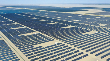 Pašlaik pasaulē lielākais saules enerģijas parks pie Urumči pilsētas Ķīnas ziemeļos — tas izpleties 133 kvadrātkilometros.