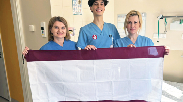 Valters paguvis iepazīt slimnīcu no dažādiem skatpunktiem. Tagad viņš ir medicīnas asistents  hematoonkoloģijas nodaļā un ar savām mentorēm dakterēm Santu Kursīti un Lieni Smani darbojas pētniecībā. Viņiem rokās Valsts asinsdonoru centra kampaņas karogs.