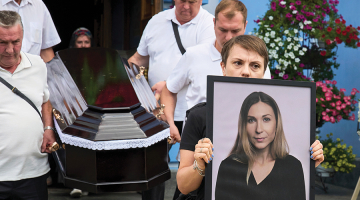 Kolēģe nes žurnālistes Viktorijas Roščinas ģīmetni viņas izvadīšanā Kijivā 8. augustā