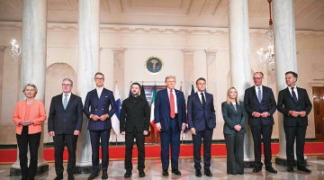 EK prezidente Urzula fon der Leiena (no kreisās), Lielbritānijas premjerministrs Kīrs Stārmers, Somijas prezidents Aleksanders Stubs, Ukrainas prezidents Volodimirs Zelenskis, ASV prezidents Donalds Tramps, Francijas prezidents Emanuels Makrons, Itālijas premjerministre Džordža Meloni, Vācijas kanclers Frīdrihs Mercs un 
NATO ģenerālsekretārs Marks Rute pirms sarunām Baltajā namā 18. augustā.