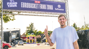 Rihards Ozolnieks ir liepājnieks, bet tagad dzīvo Rīgā. Tāpēc viena Fanotavas norises vieta izvēlēta Liepājā, otra — tuvāk Rīgai, Jelgavā.