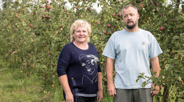 Pienjāņu saimnieks Mārtiņš Knipšis un saimniecības galvenā agronome un ābeļdārza dvēsele Inese Skrēbena.