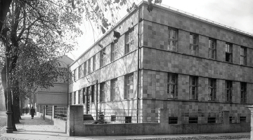 Roche Rīgas filiāle (1933). Ēkas fasāde no Palīdzības ielas puses. Arhitekts Aleksandrs Klinklāvs. Foto — Roberts Johansons (1935)