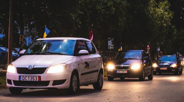 Pirmdien uz Ukrainu devās Latvijas Valsts policijas un partneru atbalsta konvojs ar 32 transportlīdzekļiem, laivu un bērniem sarūpētām dāvanām