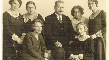 LU Filoloģijas un filozofijas fakultātes studentes un profesors Ernests Blese. Nezināma autora foto