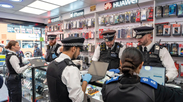 Policisti veic kratīšanu lietotu tālruņu veikalā Ziemeļlondonā