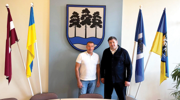 Ukrainis Serhijs Šakuns soctīklos publicējis foto ar viesošanos Ogres domē 25. augustā. Tieši šajā dienā Egils Helmanis izņēma slimības lapu