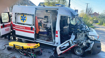 Īpaša ANO cilvēktiesību komisija atzinusi, ka Krievijas armija pastrādājusi kara noziegumus un noziegumus pret cilvēci, apzināti uzbrūkot civiliedzīvotājiem Ukrainas dienvidu pilsētā Hersonā — pēdējā gada laikā tur nogalināti 200 cilvēku, bet aptuveni 2000 ievainoti, jo krievu dronu operatori met granātas uz ietvēm un iekšpagalmos, paši to ciniski saucot par «cilvēku safari». Attēlā: 17. aprīlī krievi nometa dronus uz ātrās palīdzības auto, nogalinot divus mediķus un 80 gadus vecu pacienti.