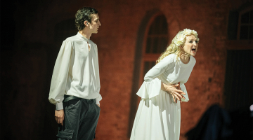 Aktieri Guna Zariņa un Gerds Lapoška muzikālajā izrādē Nazis sirdī iestrēdzis. Publicitātes foto