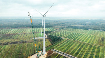 Viena no jaunajām vēja turbīnām Kaigu purvā. Foto — Latvenergo