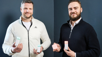 Kaspars Škerba, SIA Geynut īpašnieks (no kreisās), un Toms Pļevoks, uzņēmuma direktors.