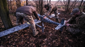 Ukraiņu karavīri 2. novembra vakarā gatavo dronu-granātmetēju, lai naktī uzbruktu okupantu pozīcijām pie pusielenktās austrumu pilsētas Pokrovskas.