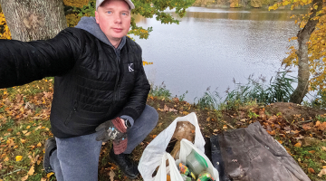 «Par paveikto pastāstu arī soctīklos, lai cilvēki padomātu un iemestu savus atkritumus konteinerā, nevis atstātu mežā uz takas,» saka Māris Strautnieks.