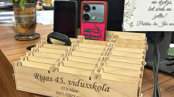 «Telefonu viesnīca» Rīgas 45. vidusskolas direktores kabinetā, kurā nonāk to skolēnu telefoni, kuri pārkāpj aizliegumu vai lieto viedierīces stundas laikā