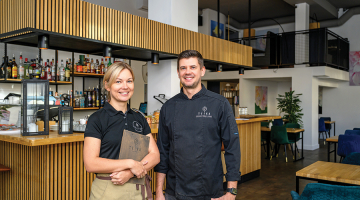 Teikas saimnieki, tāpat kā uzņēmējdarbības ceļa sākumā, strādā vienkāršu darbu. Edgars ir šefpavārs, bet Beatrise apkalpo viesus un reizēm ar savām valodas zināšanām pārsteidz spāņu tūristus. «Nebiju gaidījusi, ka šeit būs tik daudz.»
